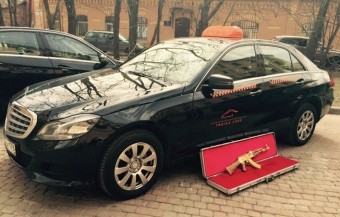 Nem felejtettél mostanában egy aranyozott AK-47-est a taxiban?