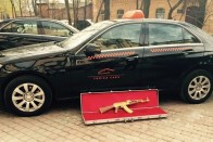 Nem felejtettél mostanában egy aranyozott AK-47-est a taxiban? 8