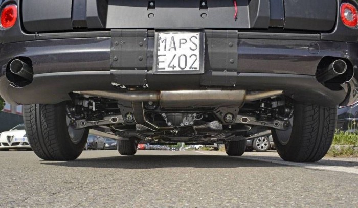 Jön az első Alfa-SUV! 7 | Vezess A dupla kipufogó számára a lökhárítóba vágott, két bumfordi lyuk és az igényes futóműgeometria sportos autóról tanúskodik.