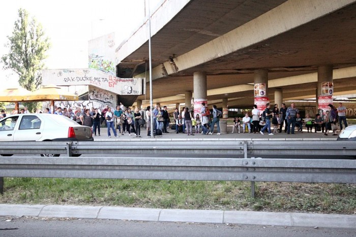 Keleti nyitás: a szerb szakasz 7 Buszra várnak Belgrádban. Sokan vannak.
