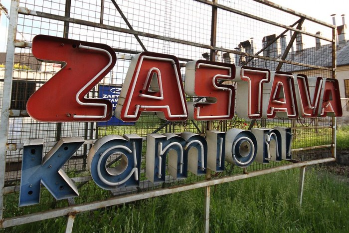 Keleti nyitás: a szerb szakasz 11 Hiányos neonbélés a Zastava feliratban