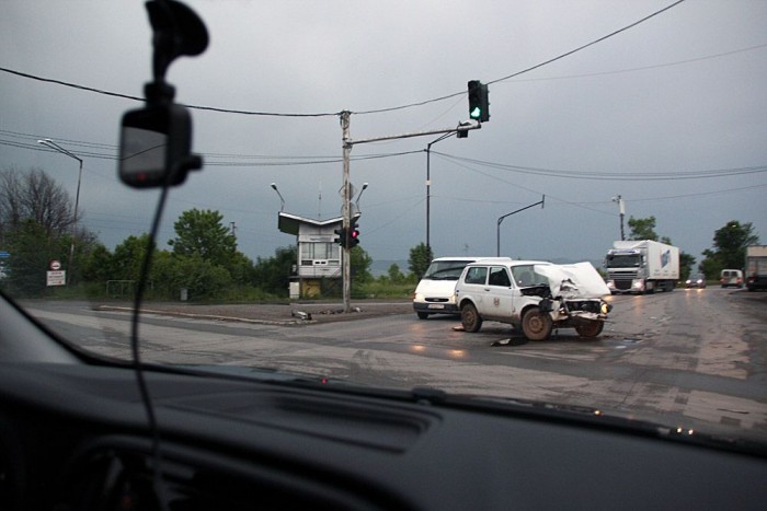 Koponyák az út szélén – Szerbia, Bulgária 9 A Lada Niva sem Chuck Norris. Csúnyán behorpadt szerencsétlen.
