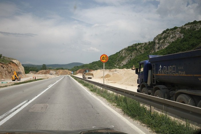Koponyák az út szélén – Szerbia, Bulgária 8 40-es korlátozás...