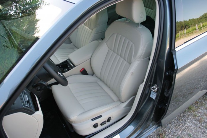 Elöl is kényelmes az utazás, de oldaltartásban nem erős az ülés