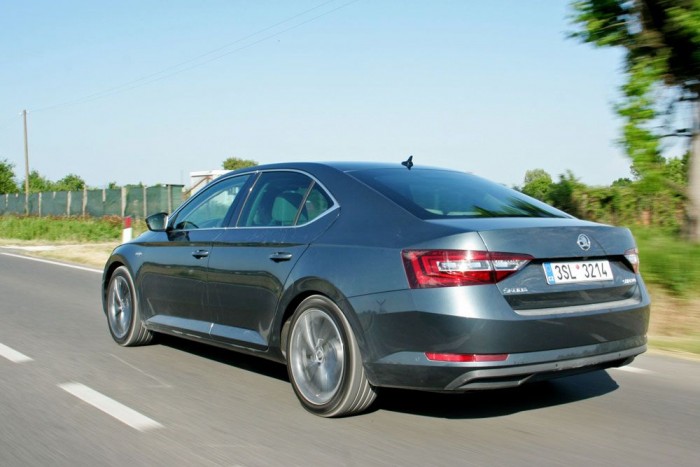 Most először simítja adaptív lengéscsillapító Skodában a dudorokat 