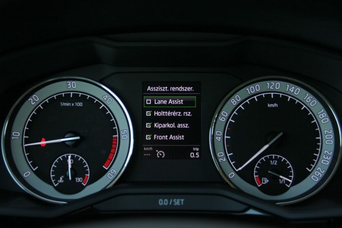 Nincs digitális műszerfal, ellenben van sok vezetői asszisztens