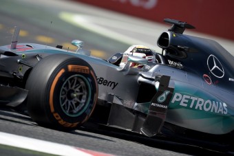 F1: Hamilton végre szerződést hosszabbított