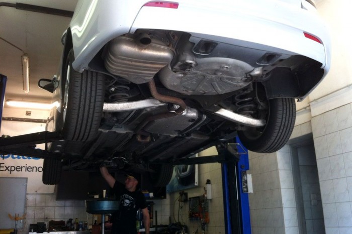 Korrekt innen is, sehol egy sérülés