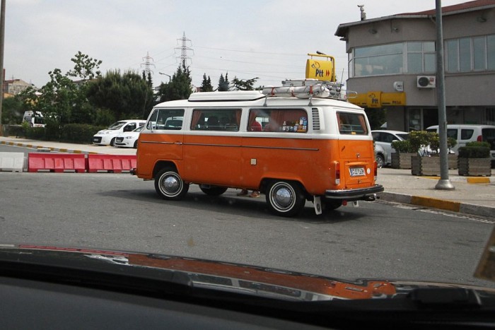 Öreg VW busz a matricaboltnál