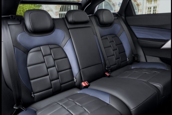 Aki a részletekbe tud beleesni, itt megtalálja a számítását. Amiért egy MOMO bőrbelsős, fakormányos Alfa Romeo 156 csábító volt, az a DS 5 esetében az óraszíjakat idéző mintázat. 