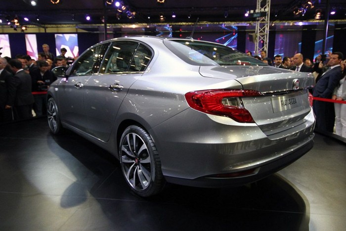 Négyajtós, tágas és és mi is még? ja, széép. 