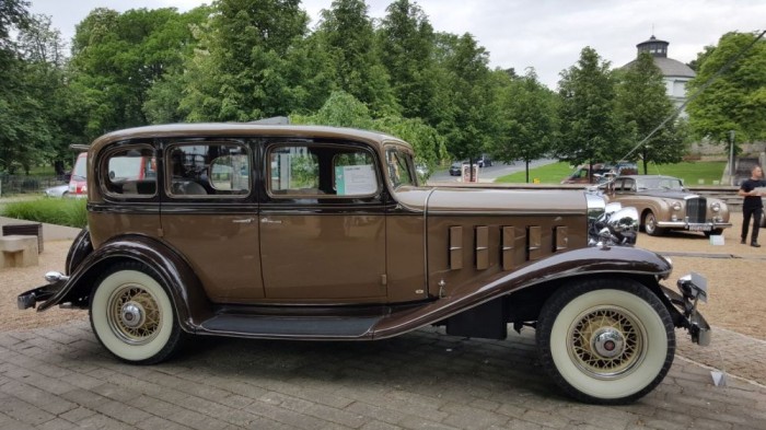 LaSalle 345B - 5,8 literes V8-as blokkal szerelve, ami 115 lóerőt biztosított. Pontosan ez az autó szerepelt a Keresztapa című film második részében.