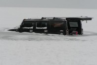 Igen, a hihetetlen körülmények közt elakadt luxusautók csúcsát mi adtuk a világnak. Nem egy, hanem rögtön kettő, a Balaton jegébe szakadt Hummerrel. A parttól 30 méterre 10-15 centiméteres jég szakadt be a két terepjáró alatt, s a járművek 80-100 centiméteres vízbe merültek, és pár nap erejéig az egész Internet rajtuk röhögött.