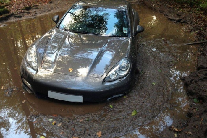 Elakadt milliomosok, akiken ér, sőt kötelező röhögni 2 Ha elakadt luxusautókra keresünk rá, a legtöbb képet erről a Porsche Panameráról találjuk majd. Tulajdonosa ismert angol sportoló Andre Wisdom focista, aki rejtélyes körülmények között hagyta sárban drága verdáját. Arra járó kerékpárosok találtak rá, és máig ködös, miért hajtott be a susnyásba.
Az autót egy Jeep mentette ki, és mivel nem nyelt vizet a motor, nem ázott be komolyan, így saját kerekein gurulva hagyta el a helyszínt.