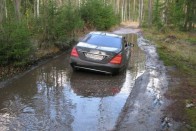 Erről a képsorozatról csak annyit tudunk, hogy a Mercedes S600 sofőrje megpróbálta legyőzni az erdőt, de az erdő nyert.