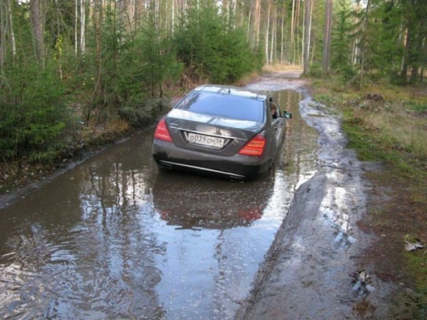 Elakadt milliomosok, akiken ér, sőt kötelező röhögni 6 Erről a képsorozatról csak annyit tudunk, hogy a Mercedes S600 sofőrje megpróbálta legyőzni az erdőt, de az erdő nyert.