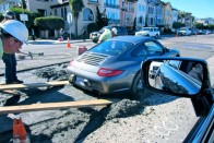 A gazdagok mindig időhiányban szenvednek. A képen szereplő Porsche 911 sofőrje is torlódást akart kerülni, de helyette a friss beton fogja lett. Habár hamar kimentették, kalandja sokba fájhatott, a teljes futóművet és fékeket tisztíttatni kell, de valószínűbb, hogy cserélni kellett.