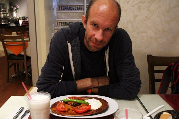 Isztambul kajái és autós slágere 2 Attila az iskender kebab és az ayran felett. A zsíros-joghurtos szószos kaja laktató, mint a fene, az ayran pedig sósabb, mint gondoltuk