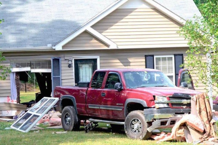 Autóval rombolta le a saját házát, csak úgy