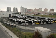 Metrobusz. Vágányok helyett lezárt sávon és gumikeréken közlekedik a helyi metro