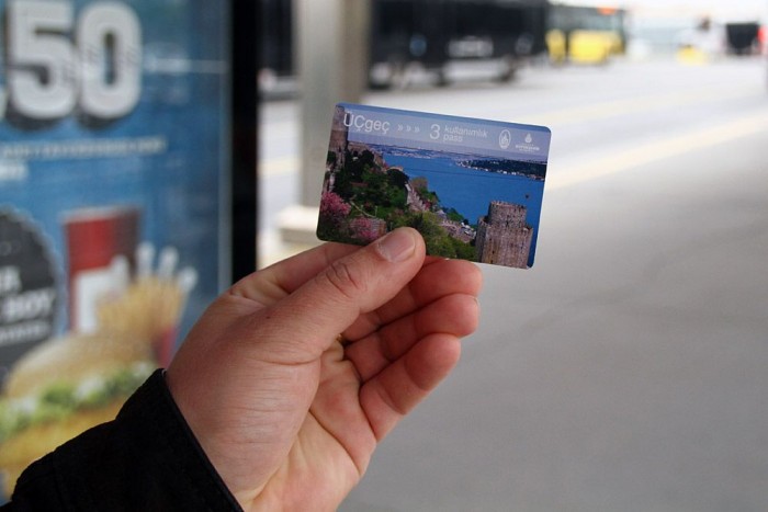 Dugóból érkeztünk az isztambuli autószalonra! 13 | Vezess A három egységes metrójegy 10 török líra.