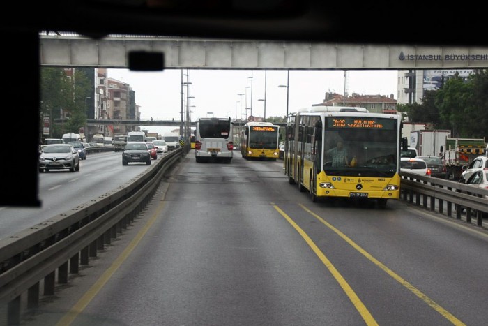 Dugóból érkeztünk az isztambuli autószalonra! 10 Baloldali közlekedés a metróbusz pályáján. Így a mezei buszokkal is meg tudják oldani a középső peronos utascserét