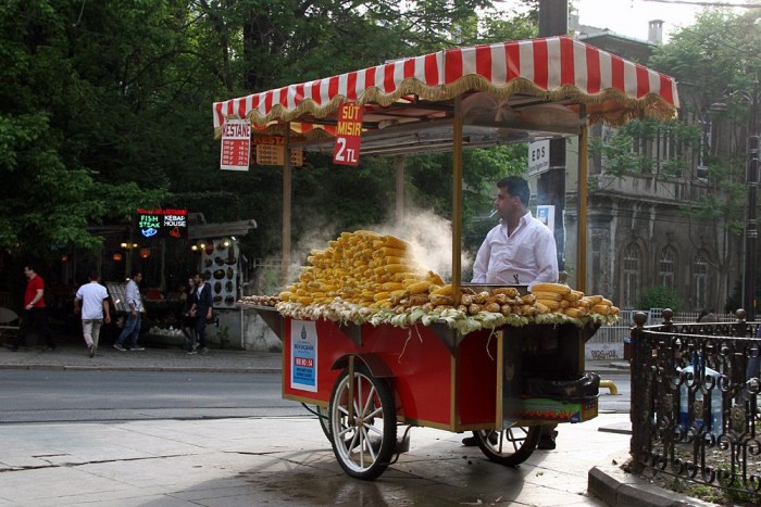 Dugóból érkeztünk az isztambuli autószalonra! 17 | Vezess Rengetegféle étel szerezhető be az utcai árusoktól