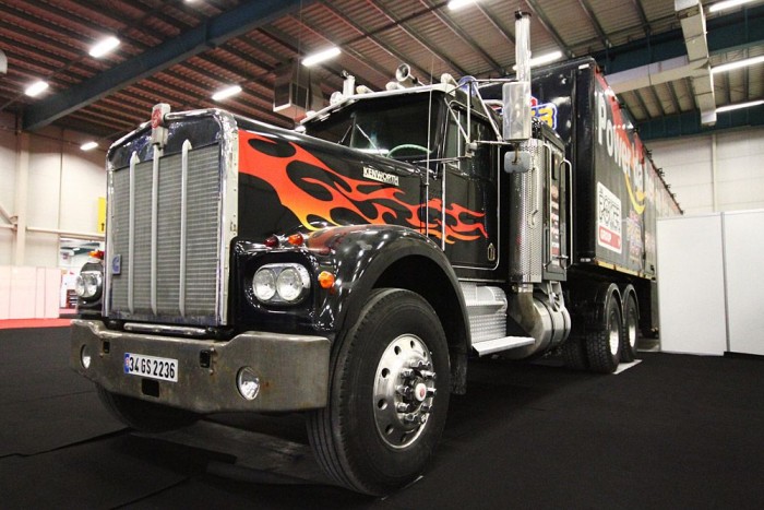 Dugóból érkeztünk az isztambuli autószalonra! 11 | Vezess Gigantikus kamiont találtunk az egyik sarokban