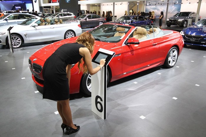 Dugóból érkeztünk az isztambuli autószalonra! 9 | Vezess A BMW-nél tudós tündérek taperolják a táblagépeket