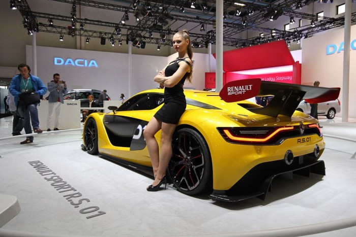 Dugóból érkeztünk az isztambuli autószalonra! 10 | Vezess Üdítő kivétel a Renault standon. Nyomokban vidámságot tartalmazó hosztesz