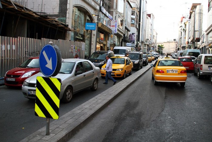 Dugóból érkeztünk az isztambuli autószalonra! 6 | Vezess A KRESZ csak iránymutatás, nem veszik komolyan. Mégis kevés a baleset