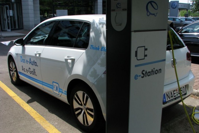 A Porsche Pest telephelyén márkánként két-két, ingyenesen igénybe vehető töltőoszlop várja az ügyfeleket.