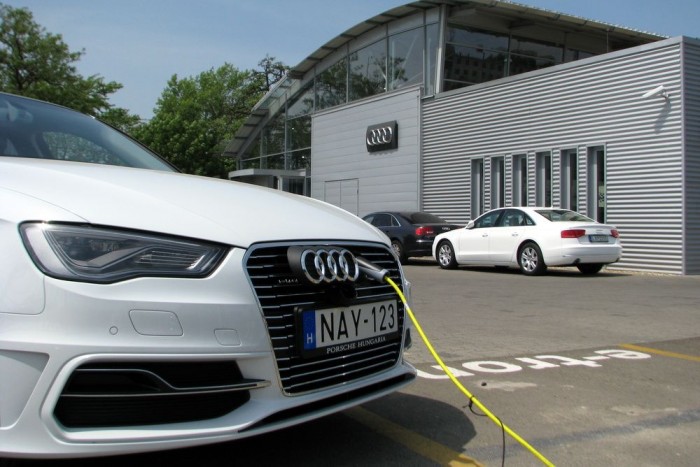 Porsche Pest: a jövő már valóság * 3 Az összes forgalmazott modell esetében 8 év vagy 160 000 km garanciát adnak az akkumulátor-csomagra.