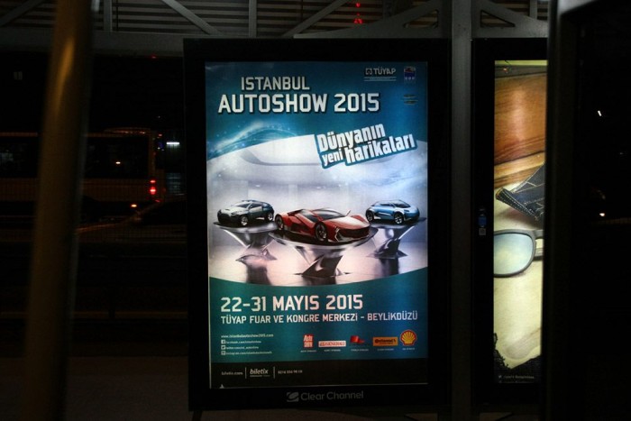 Ezt láttuk az Isztambuli Autókiállításon 6 | Vezess Az autókiállítás plakátja a Metrobus ajtajából lőve a megállóban. Nagy a hírverés körülötte