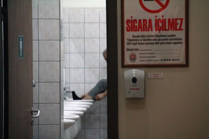 Törökország egy végtelen Monty Python jelenet 9 | Vezess A bácsi épp végzett a lábmosással. A mosdóban. Végülis a wc-be csak nem dughatja be a lábát