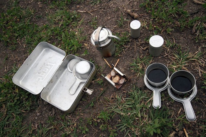 Minden megvan a készletben: kávé, spiritusztabletta, cukor, poharak