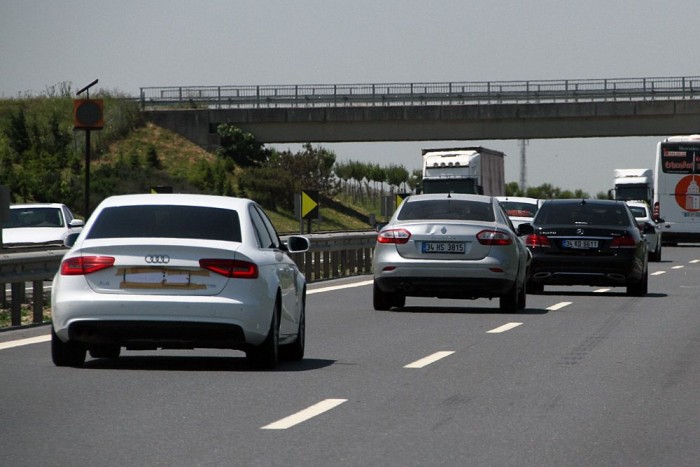 Attila lefejelt egy törököt 10 | Vezess Szirénázó, gyorsan hajtó autók kis csoportja. A török forgalomban magasról letojják őket.