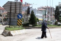 A település központja, távolba mutató hőssel