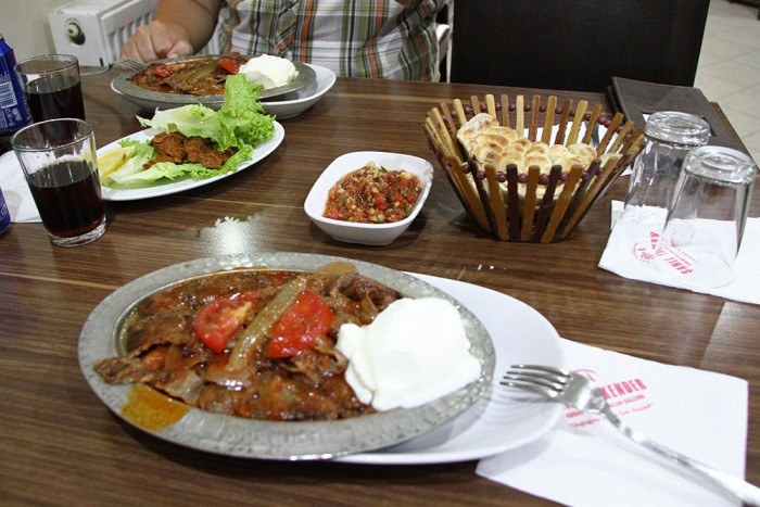 Attila lefejelt egy törököt 15 | Vezess Olcsó és brutálisan jó iskender kebab. A saláta még nincs a képen, de azt is kaptunk.