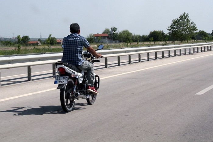 Attila lefejelt egy törököt 18 | Vezess Fura motoros. Itt éppen 110-zel hasít, egyetlen napszemüvegben