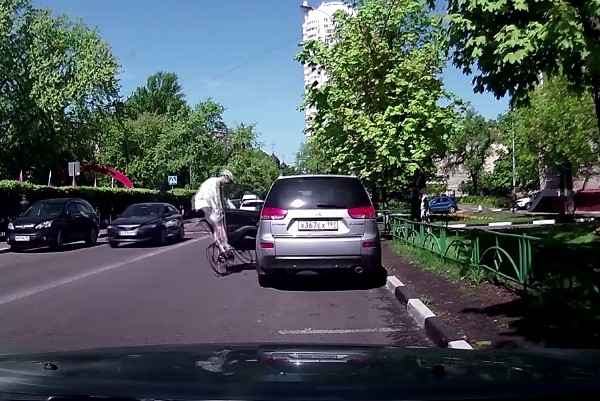 Ezért tekernek a bringások a sáv közepén