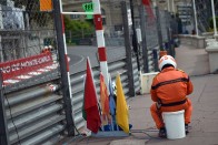 F1: Büntetés, mozdul a fél mezőny 30