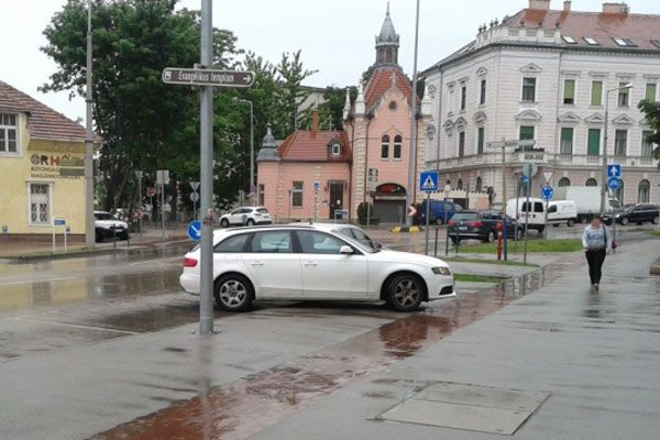 Szabálytalan parkolás után fel a járdára autóval, aztán rá a zebrára - így kell ezt.