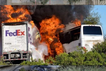 Kamion ütközött busszal, tíz halott