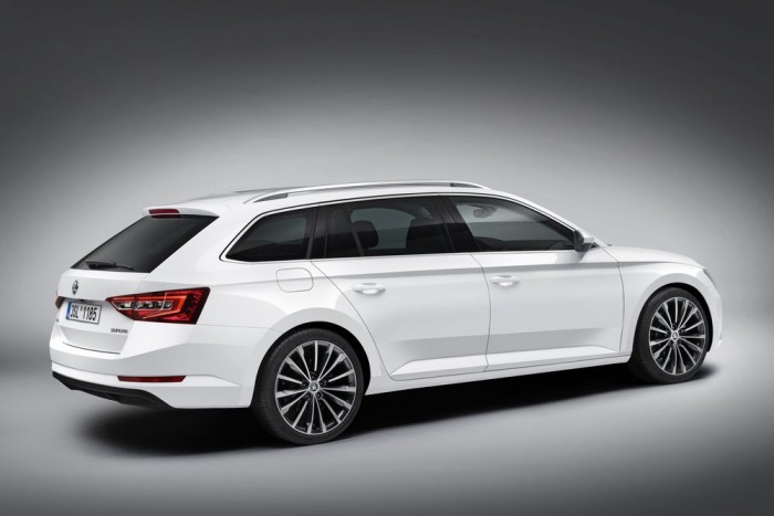 Vége a találgatásoknak: itt a Škoda Superb kombi 1