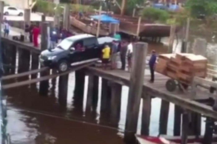 Pallón került hajóra egy autó, de hogy!