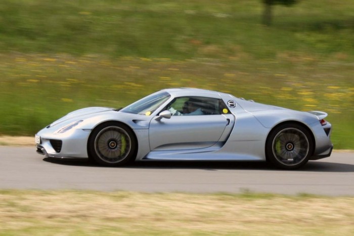 Vezettük az autót, amely 1 litert sem fogyaszt 7 | Vezess Tucatnyi különleges autó volt ott a boxbergi tesztpályán. A Porsche 918 Spyderhez a teljesítményelektronikát, az akkumulátort és a villamos gépeket szállítja a Bosch