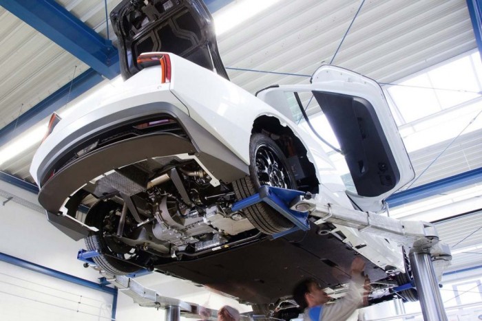 Vezettük az autót, amely 1 litert sem fogyaszt 9 | Vezess A kéthengeres TDI 48 lóerős, maximális nyomatéka 120 Nm, míg a villanymotor teljesítménye 27 lóerő, forgatónyomatéka 100 Nm. A rendszerteljesítmény 70 lóerő és 140 Nm