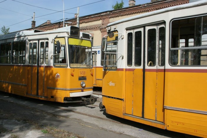 Vegyen villamost 1,5 millióért, buszt 300 ezerért! 13 Ha megtetszett valamelyik, és az árak is szimpatikusak, annyit még kalkuláljon bele a vevőjelölt, hogy a jármű elszállítása az ő feladata, ami bizony igencsak meglökheti a költségeket. A hulladékfémet vásárlóknak pedig azt kell észben tartani, hogy itt nem lehet bontani, és a sok felsővezeték miatt daruzni sem tudnak, azaz el kell vontatni a szerelvényeket. No, de mivel?