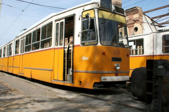 Vegyen villamost 1,5 millióért, buszt 300 ezerért! 2 1966-tól 1978-ig gyártották a Ganz-csuklósokat, ez a teljesen korrektnek tűnő példány a ’70-es évek elejéről való. Általában 2 millió kilométer teljesítésére képesek életük során, ez alatt sok-sok felújításon esnek át. Leggyakrabban az érintkezőket és az ajtók kopó alkatrészeit cserélik, régebben a korai festékek gyatrább minősége miatt 4-5 évente újra kellett őket mázolni, újabban 10 évente szükséges egy-egy fényezés. Ezt az eladó példányt 2004-ben újították fel, most 1,46 millió forint + áfáról lehet rá licitálni